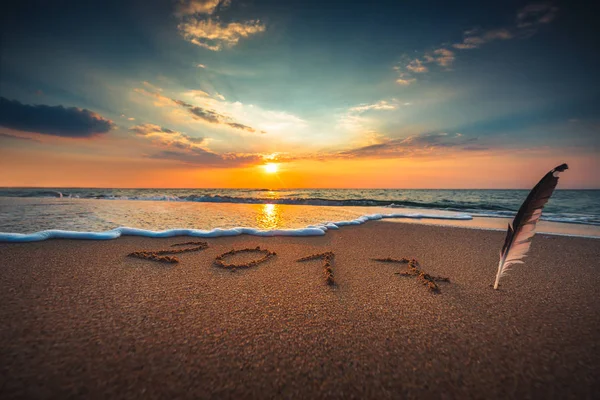 Ano Novo 2017 conceito na praia do mar — Fotografia de Stock