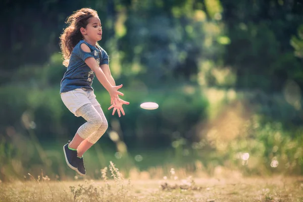 Feliz niña disfrutando de la naturaleza y el día soleado en la p — Foto de Stock