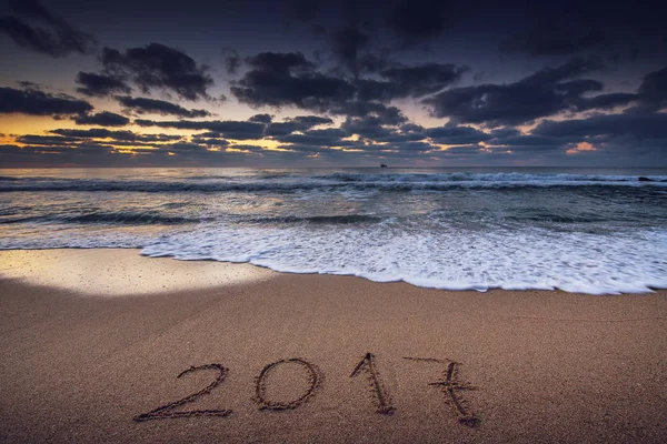 Ano Novo 2017 conceito na praia do mar — Fotografia de Stock