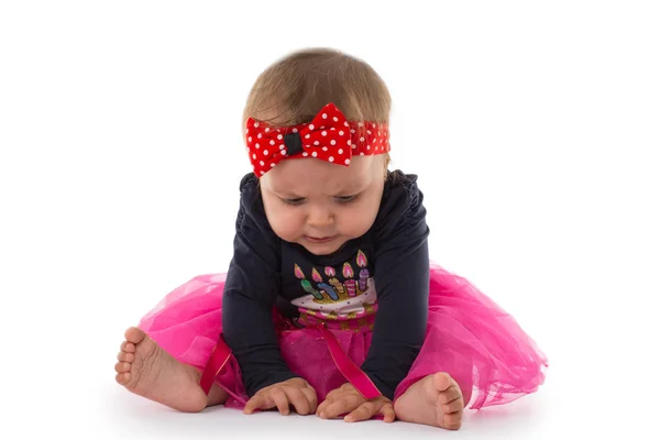 Porträtt av en söt liten baby flicka, studio skott på vit — Stockfoto