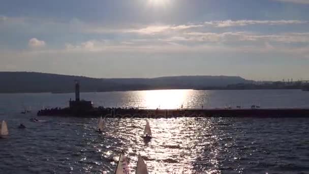 Luftaufnahme von Segelbooten, die an der Regatta auf See teilnehmen — Stockvideo