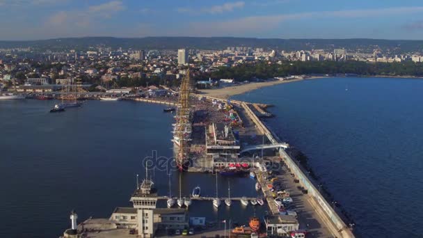 Aerial video av en last brygga och hamn Varna, Bulgarien — Stockvideo