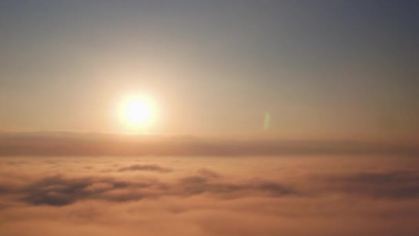 Prachtige zonsopgang. Vliegen boven de wolken — Stockvideo