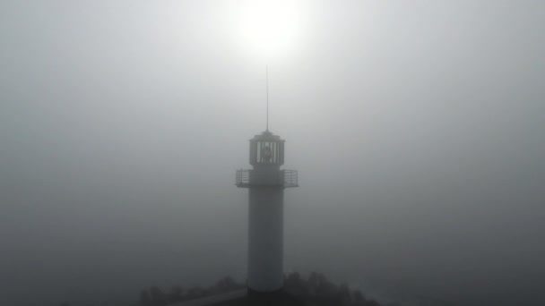 Μυστικιστής πρωί, Φάρος στην πυκνή ομίχλη και η ομίχλη, η εναέρια άποψη — Αρχείο Βίντεο