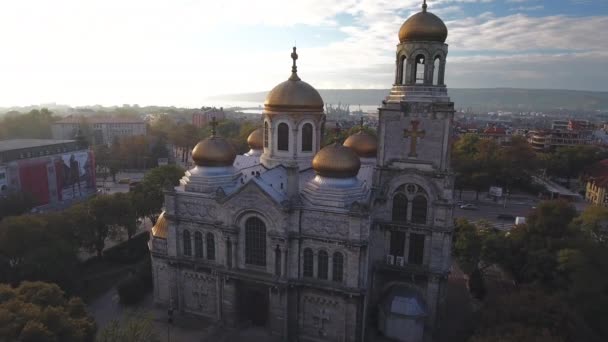 Varna Bulgarije, de kathedraal van de veronderstelling luchtfoto — Stockvideo