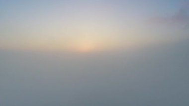 Güneş doğuyor. Sunrise bulutların üstünde. Havadan görünümü.