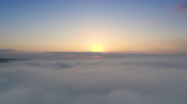 Güneş doğuyor. Manzarası. Havadan görünümü. Sunrise kabarık bulutların üstünde. 