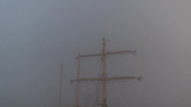 Nave con bandiere nella nebbia la mattina presto. Competizione di regata . — Video Stock