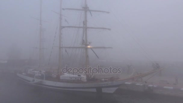 Корабль с флагами в тумане рано утром. Регата . — стоковое видео