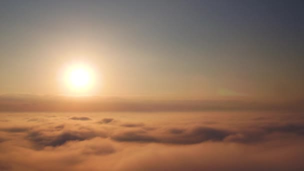Le soleil se lève. Skyline. Vue aérienne. Lever de soleil au-dessus des nuages duveteux . 