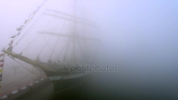 Nave con bandiere nella nebbia la mattina presto. Competizione di regata . — Video Stock