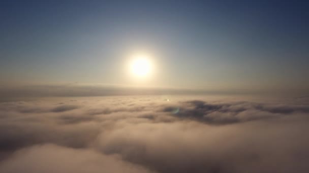 Zon is oprijzen. Zonsopgang boven de wolken. Luchtfoto. — Stockvideo