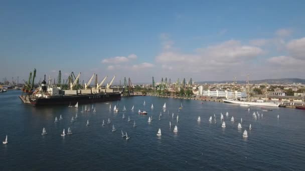 Luchtfoto van een lading vastzetten en haven van Varna, Bulgarije — Stockvideo