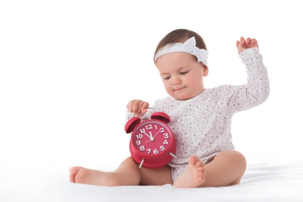 Şirin kız bebek ve çalar saat üzerinde beyaz izole portre — Stok fotoğraf