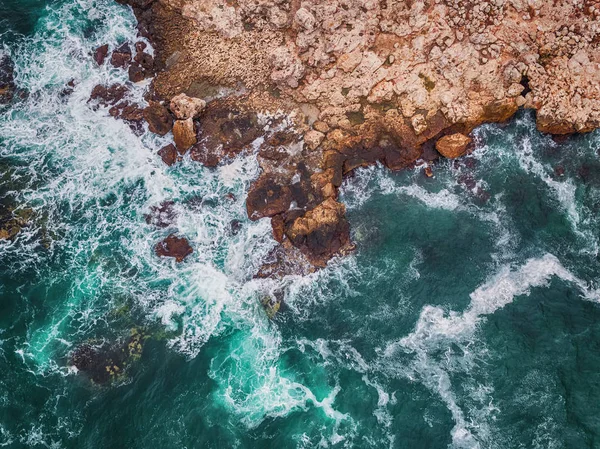 Vista aérea de la costa rocosa y olas que se estrellan — Foto de Stock