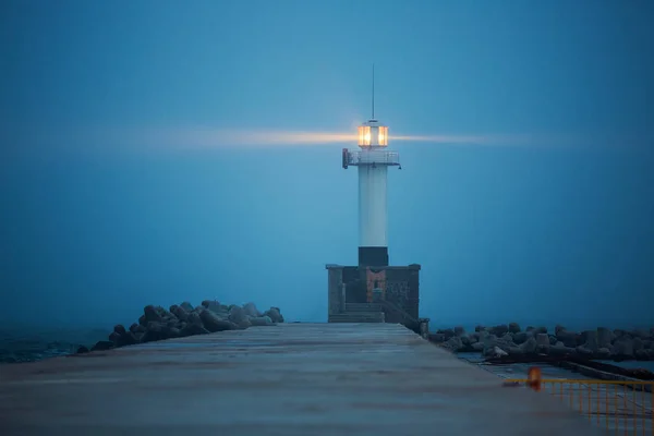 Leuchtturm in dichtem Nebel und Nebel, Nachtszene — Stockfoto