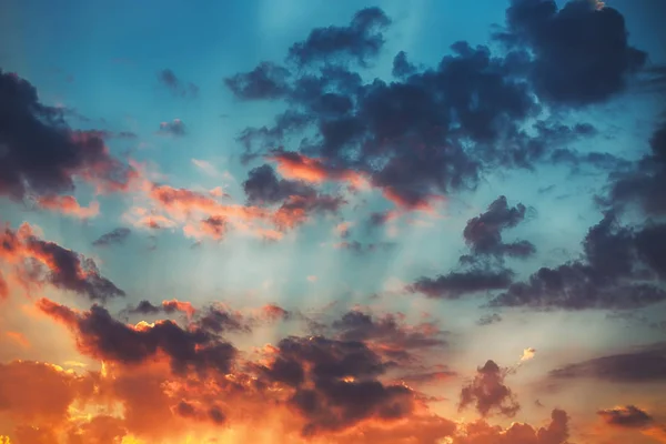Solnedgången molnlandskap. Vacker soluppgång med fluffiga moln. — Stockfoto