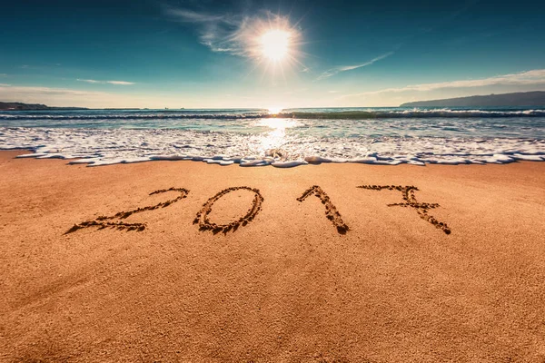 Wschód słońca. Szczęśliwego nowego roku 2017 koncepcja, napis na plaży — Zdjęcie stockowe
