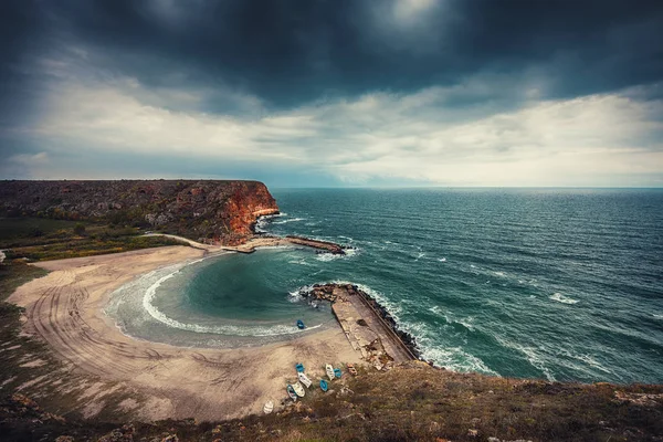 Vedere aeriană a golfului stâncos. Plaja Bolata Bulgaria . — Fotografie, imagine de stoc