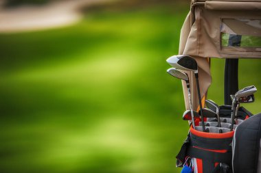 Golf kulüpleri sürücüleri yeşil alanın üzerinde 
