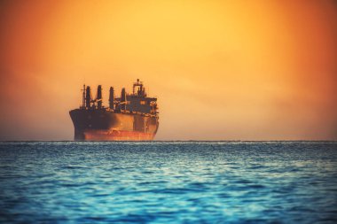 Sabah gündoğumu deniz üzerinde