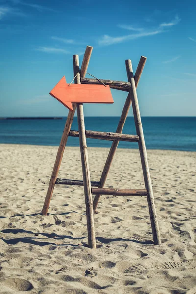 Placa de madeira artesanal na praia trópica . — Fotografia de Stock