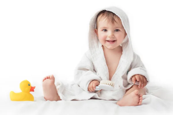 Pequeno bebê sorrindo sob uma toalha branca — Fotografia de Stock