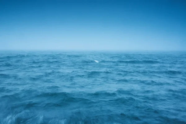 Niebla sobre las olas del mar, fondo natural — Foto de Stock