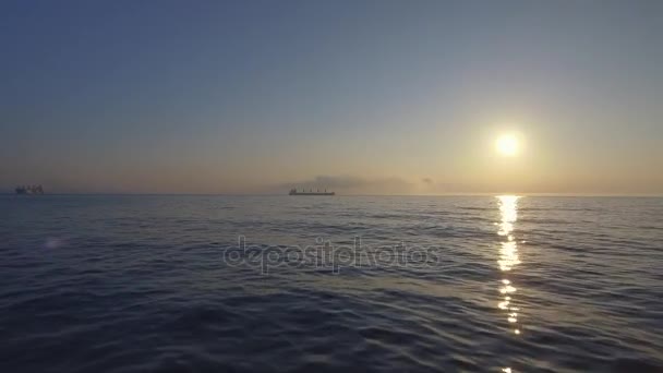 Beau lever de soleil au-dessus des vagues de la mer, vidéo — Video