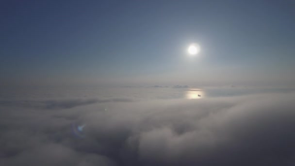 El sol está saliendo. Skyline. Vista aérea. Salida del sol sobre las nubes esponjosas . — Vídeo de stock