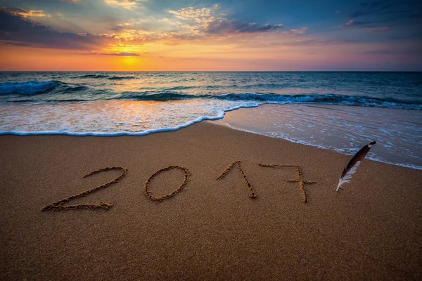 Szczęśliwego nowego roku 2017, napis na plaży — Zdjęcie stockowe