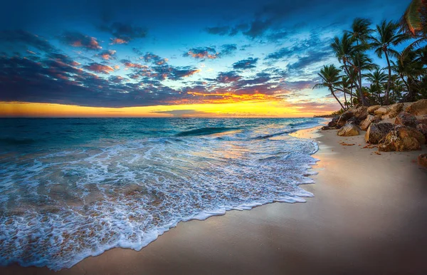 Salida del sol sobre la playa — Foto de Stock