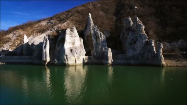 精彩的岩石和湖保加利亚、 航拍视频 — 图库视频影像