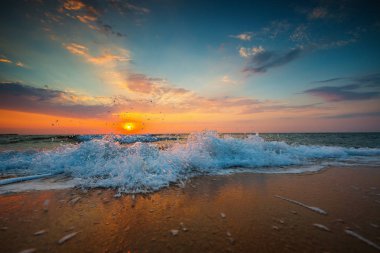 Denizin üzerinde güzel bir gün doğumu