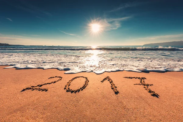 Ευτυχισμένο το νέο έτος 2017 έννοια στην παραλία? sunrsie πλάνο — Φωτογραφία Αρχείου