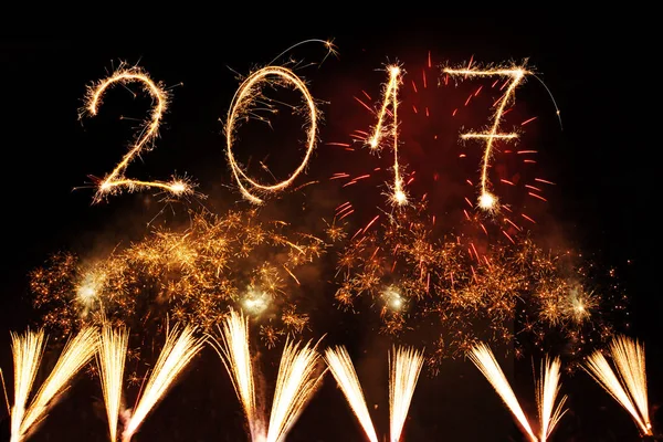 Feliz año nuevo 2017 escrito con fuegos artificiales Sparkle en backg negro — Foto de Stock