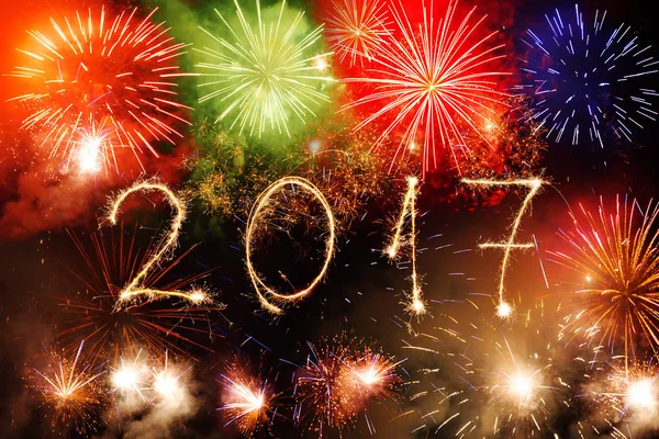 Feliz año nuevo 2017 escrito con fuegos artificiales Sparkle en backg negro — Foto de Stock