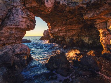 Kemer - kaya oluşumu Tyulenovo yakın. Sunrise atış