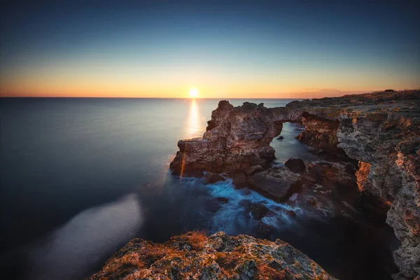 Arcul - formațiune de rocă lângă Tyulenovo. Fotografie lungă de expunere — Fotografie, imagine de stoc