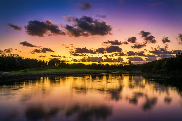 Göl kenarında bir tropica golf sahası üzerinde güzel gün batımı