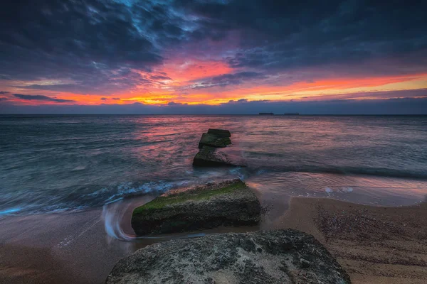 Beau lever de soleil sur la mer — Photo