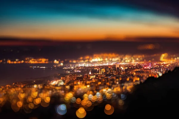 Efekt rozostření Tilt-shift. Letecký pohled na panorama města Varna noc — Stock fotografie