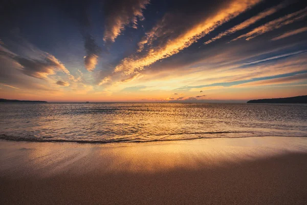 Hermoso amanecer sobre el mar — Foto de Stock
