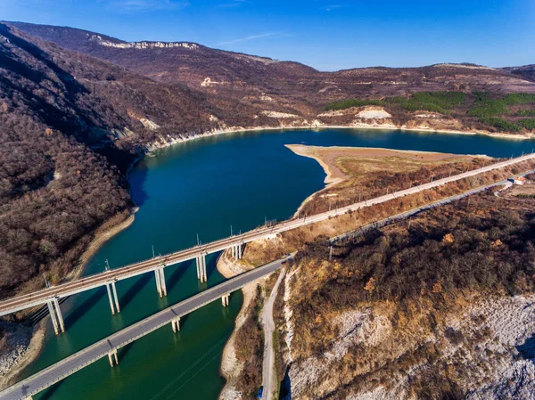 Dağ manzarası göl yakınlarındaki köprü yolu havadan görünümü