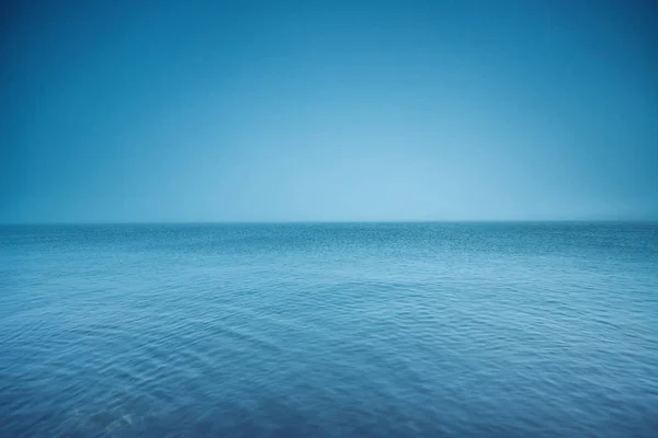 Un horizonte nublado. Niebla sobre las olas del mar, fondo natural — Foto de Stock