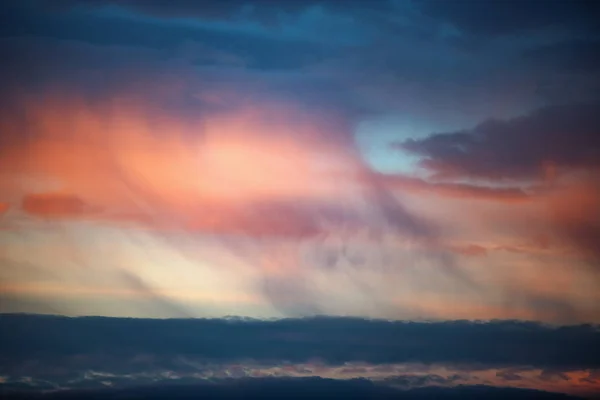 Solnedgång dramatiska himlen molnen — Stockfoto