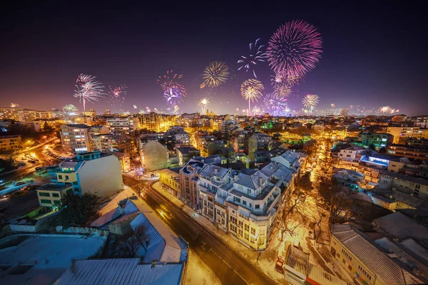 Centro de Varna paisaje urbano con muchos fuegos artificiales intermitentes celebratin — Foto de Stock