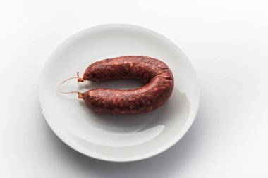 Sosis görünümünü beyaz bir plaka üzerinde