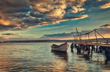 Küçük rıhtım ve balıkçı köyü, gündoğumu atış, balıkçı teknesi