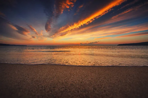 Hermoso amanecer sobre el mar —  Fotos de Stock